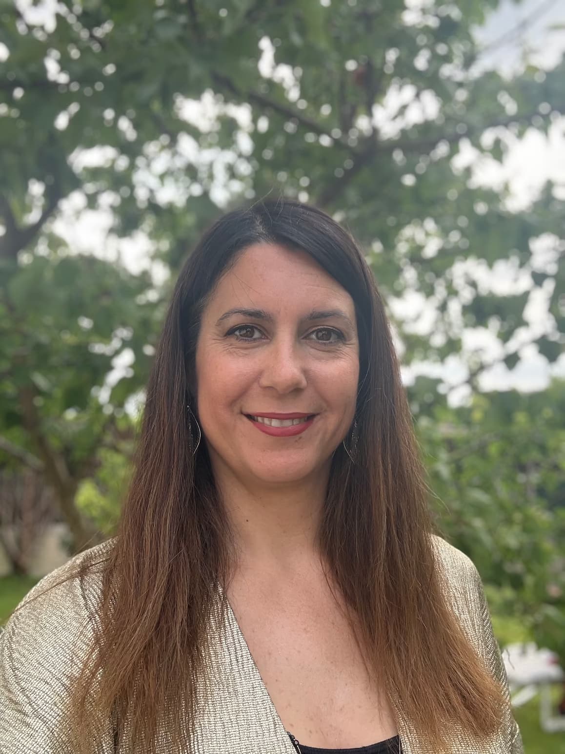 Famille debout en lisière de forêt, entourée d’arbres et de nature