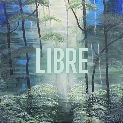 Famille debout en lisière de forêt, entourée d’arbres et de nature